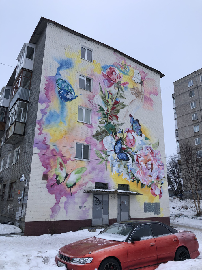 Муралы на домах Мончегорска в России стрит-арт
