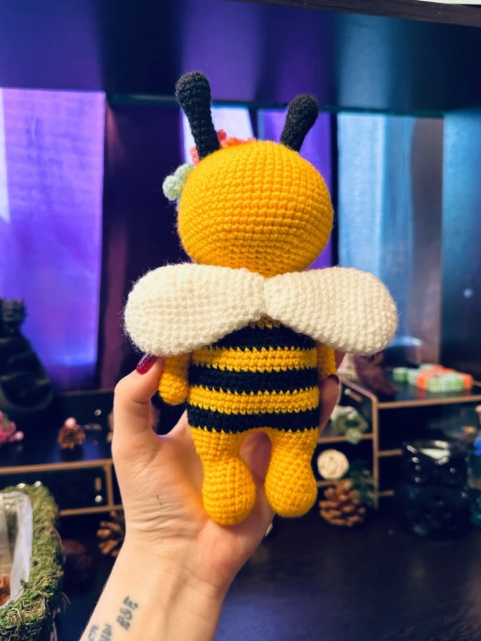 Bee - My, Needlework without process, With your own hands, Crochet, Amigurumi, Knitting, Needlework, Author's toy, Knitted toys, Bees, Flowers, Soft toy, Longpost