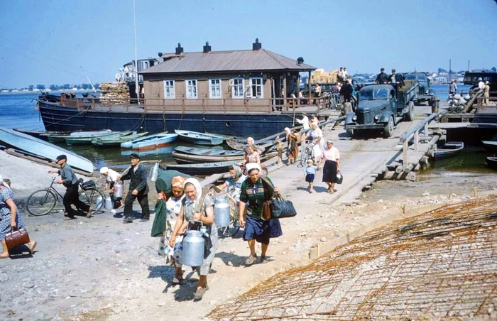 Disembarkation from the ferry at the crossing in Yaroslavl, 1959 - Old photo, Historical photo, Film, the USSR, 50th, Yaroslavl