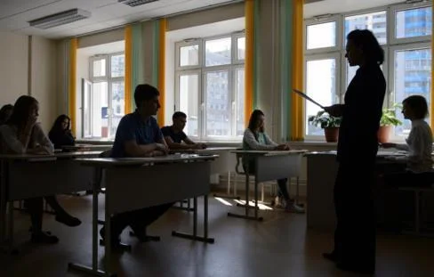 Unified State Exam participants expelled for using a phone or cheat sheets will not be able to retake it this year. - My, Politics, news, Russia, TASS, Unified State Exam, Exam, School, Pupils, Crib, Cheating, Telephone, Smartphone