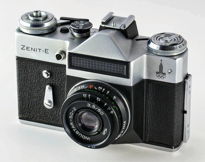 Модель с олимпийской символикой. Автор фото Alvintrusty <!--noindex--><a href="https://pikabu.ru/story/sovetskaya_byitovaya_tekhnika_kakimi_priborami_i_ustroystvami_polzovalis_v_sssr_v_70e_godyi_i_skolko_oni_stoili_11500842?u=https%3A%2F%2Fcommons.wikimedia.org%2Fwiki%2FFile%3AZenit-E_Camera_with_Industar_50mm_lens.jpg&t=https%3A%2F%2Fcommons.wikimedia.org%2Fwiki%2FFile%3AZenit-E_Camera_with_...&h=dbbf5981833fb9bdcf7c45f58659047fd2d04e91" title="https://commons.wikimedia.org/wiki/File:Zenit-E_Camera_with_Industar_50mm_lens.jpg" target="_blank" rel="nofollow noopener">https://commons.wikimedia.org/wiki/File:Zenit-E_Camera_with_...</a><!--/noindex-->