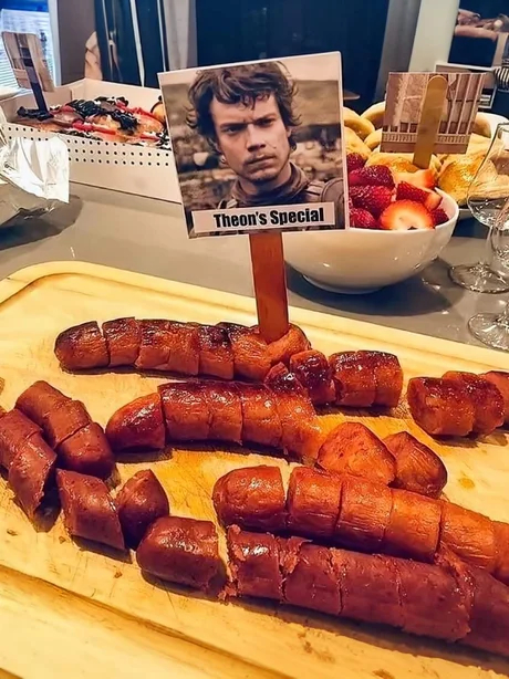 Delicacy - Humor, Picture with text, Theon Greyjoy, Game of Thrones, Slicing, Sausages, Telegram (link)