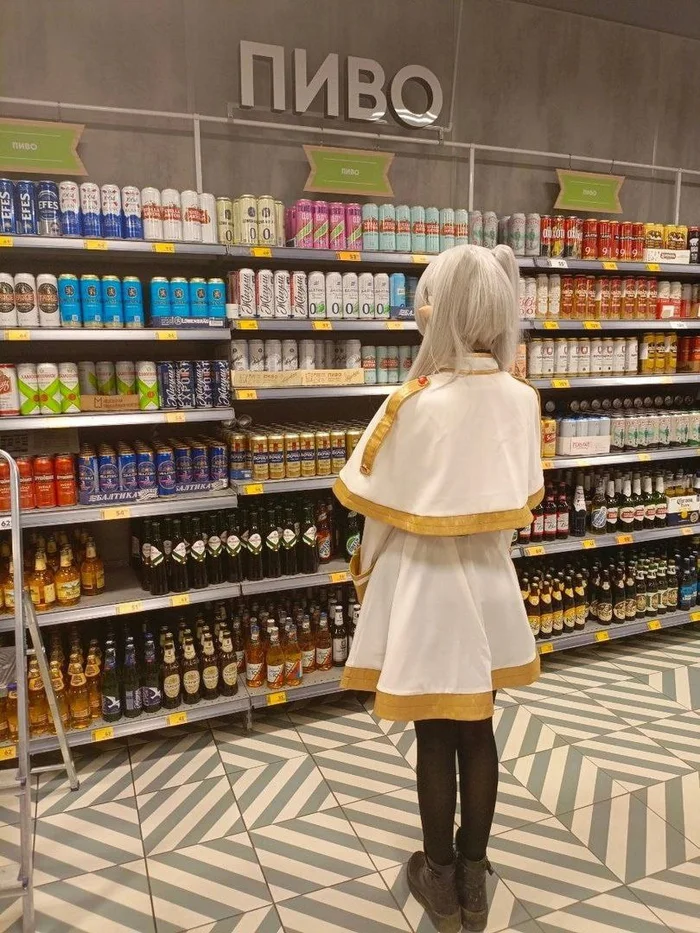 Friren going for beer - Anime, Anime memes, Cosplay, Sousou no Frieren, Frieren, Beer