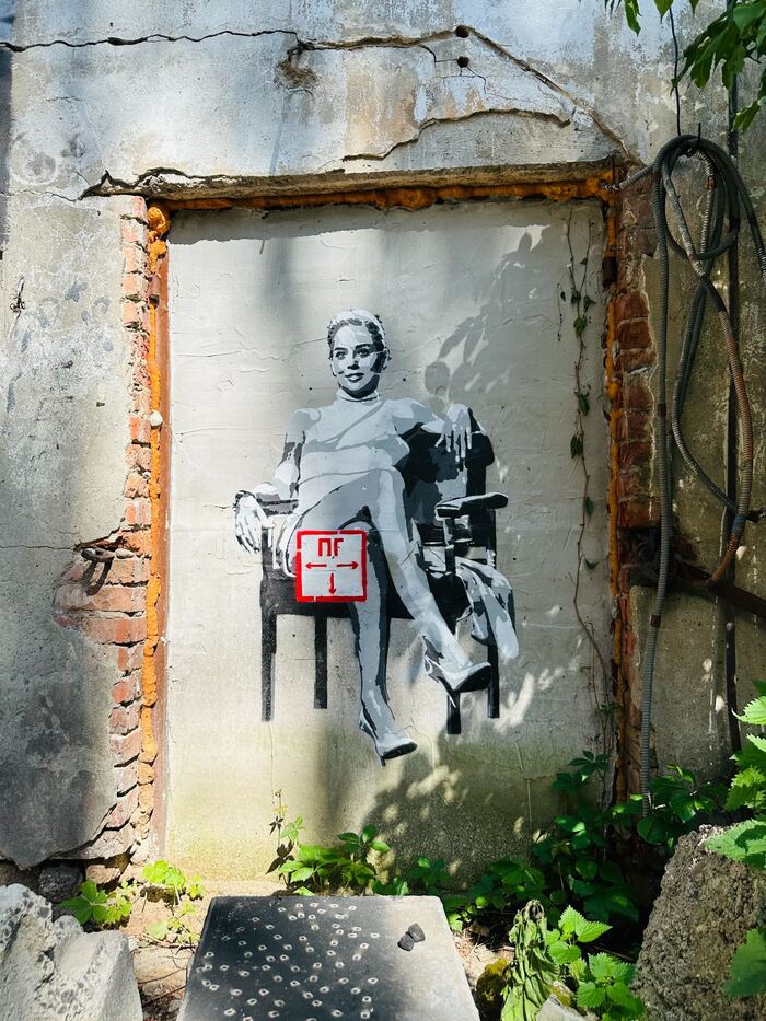 Censorship - Sharon Stone, The basic Instinct, Graffiti, Censorship, Zoom Street Art, Repeat