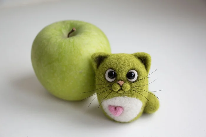 Green cat, dry felting - My, Needlework without process, Handmade, Author's toy, Wool toy, With your own hands, Dry felting, cat, Apples