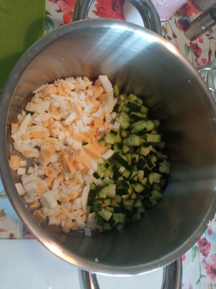 Огурец вместе с яйцом.