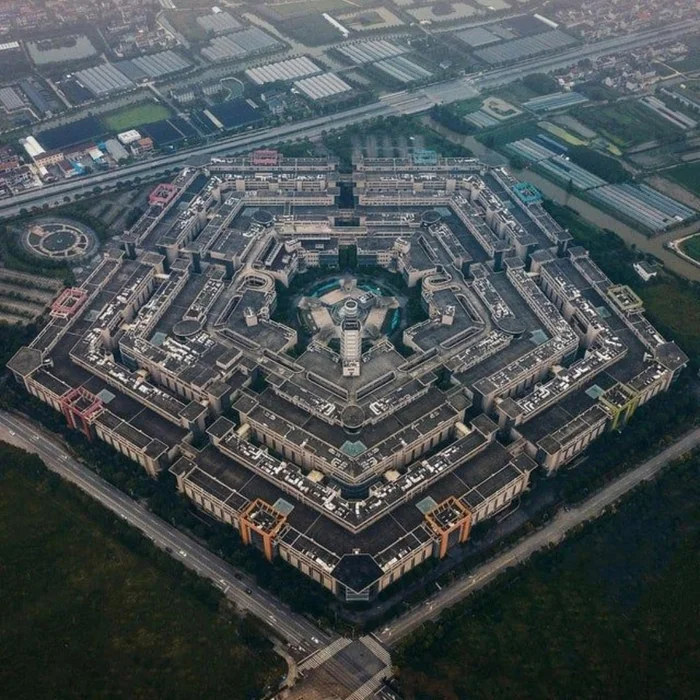 Abandoned shopping complex similar to the Pentagon building in the USA, Shanghai, China - Abandoned, Travels, Shopping center, China