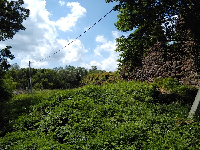 Остатки стены