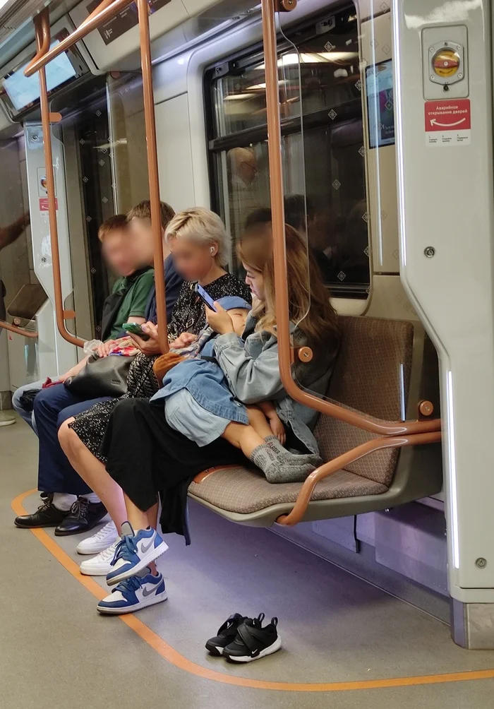 Squeezing a healthy person - My, Good deed, Yamma, The culture, Children, Moscow Metro, Photo on sneaker, Parents and children, Public transport