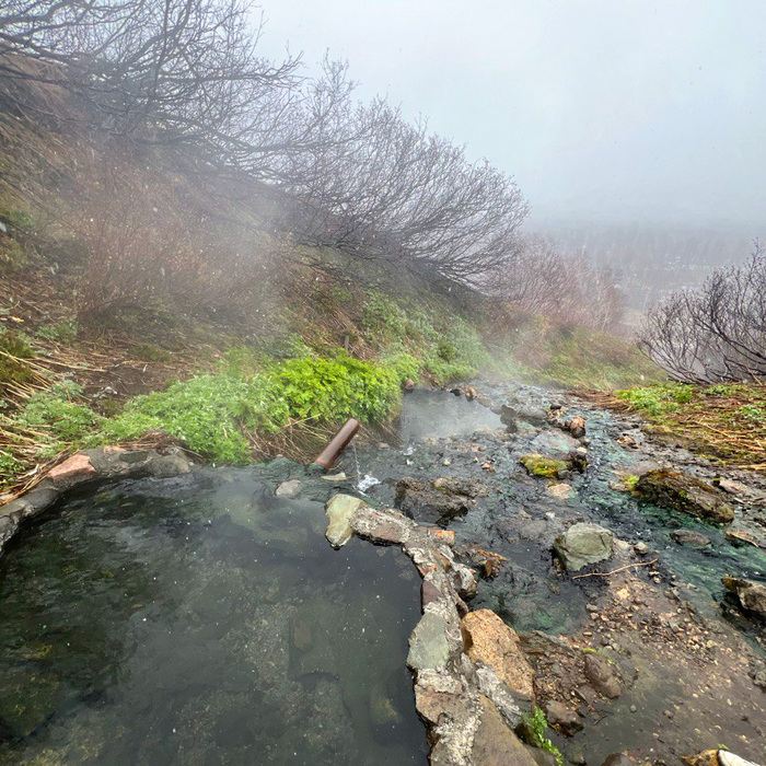 Один из "диких" горячих источников. Импровизированные горячие ванны, на фоне снегопада