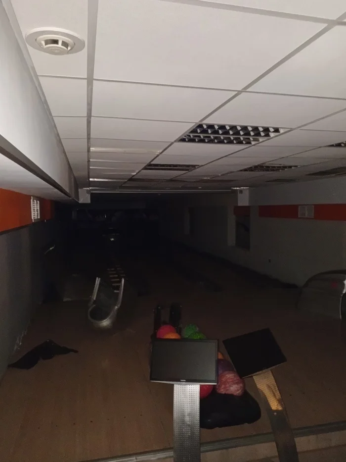 Reply to the post “Abandoned bowling alley, USA” - My, Abandoned, Bowling, Photo on sneaker, Reply to post, Longpost