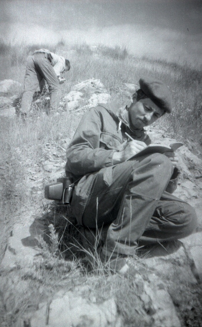 Одна из моих любимых фотографий: студенты на практике в Сухом Логу: Шурик что-то пишет в пикетажке, а Валера ищет окаменелости.