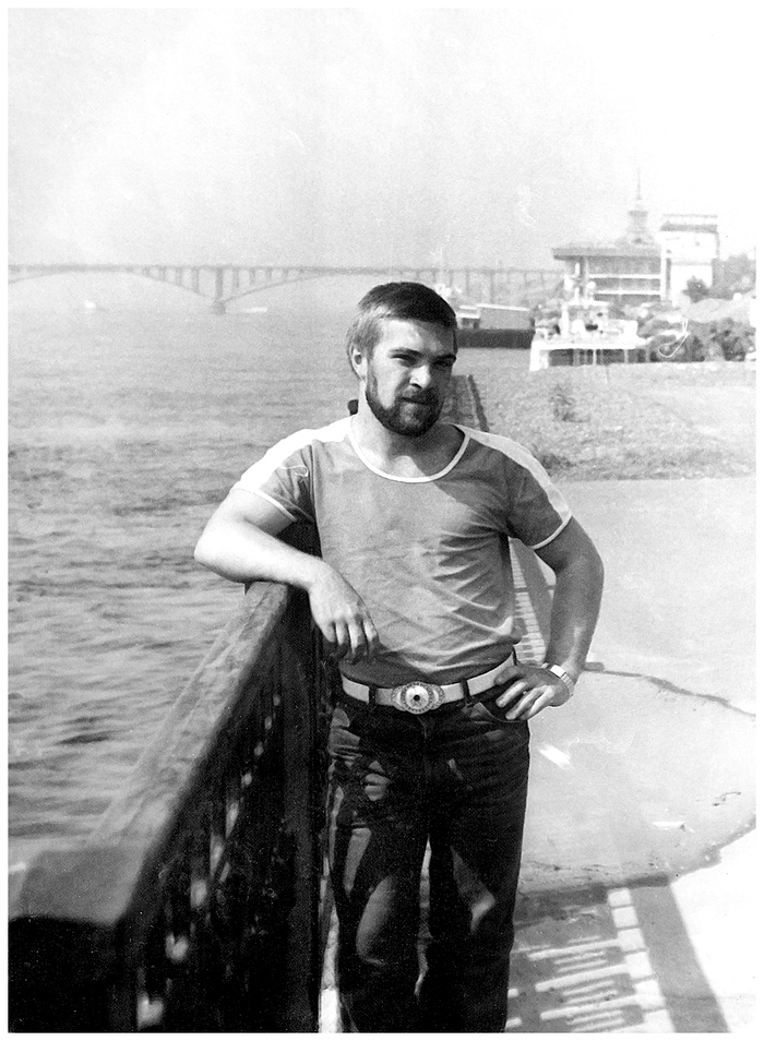 Это я на набережной Красноярска. Весь такой крутой и понтовый :-)