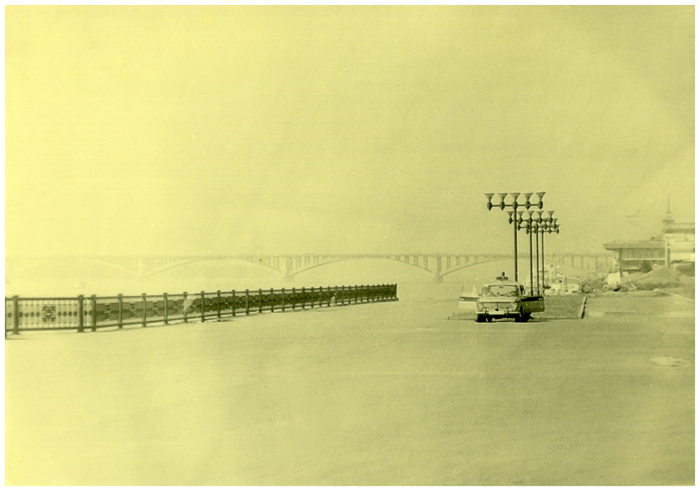 Набережная Енисея. Реально очень широкая и пустынная. Ну и мост со 100-рублёвой купюры прилагается.