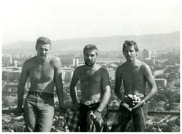 Залезть на гору и не сфоткаться на фоне Красноярска мы никак не могли.