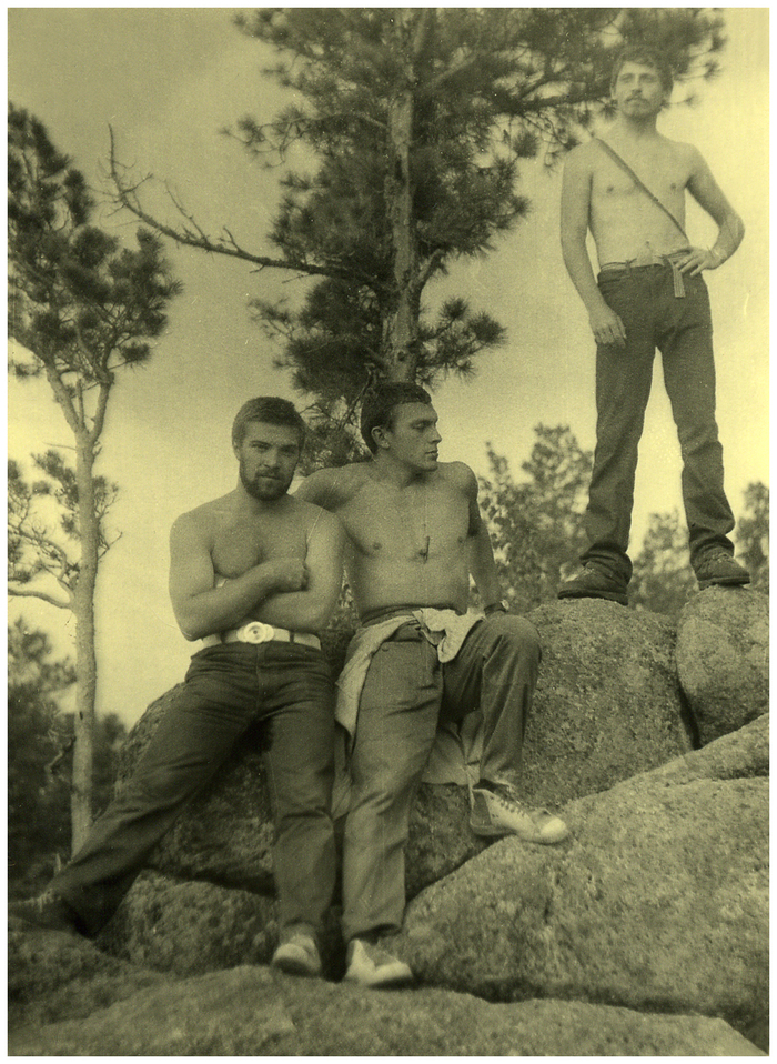 Если честно, то даже не помню, на каком камне сделана эта фотография, но получилось весьма неплохо. Я, Валера и Шурик. Мы с Валерой в кедах, а Шурик мажор - в вибрамах рассекает )))