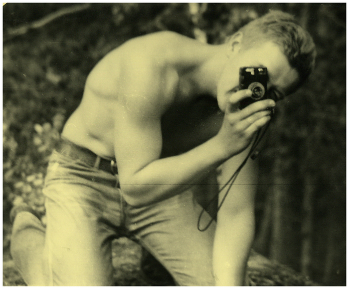 Андрей - фотограф. В руках у него знаменитый Агат-18, советская мыльница из 80-х годов.