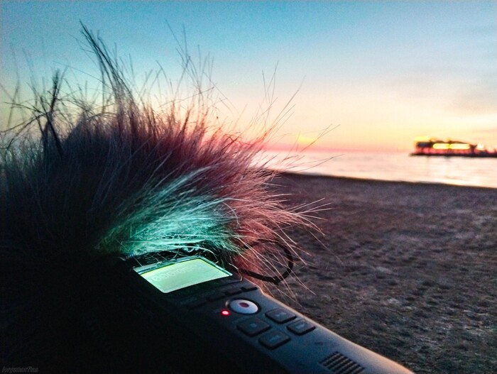 (Он тоже приехал сюда отдыхать)