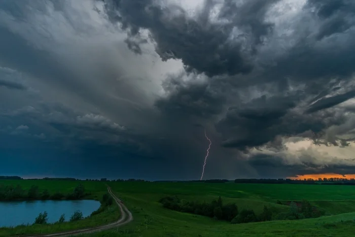 Evening thunderstorm - My, Sunset, Landscape, Thunderstorm, Lightning, Field, Steppe, Lake, Sky, Chuvashia, Clouds