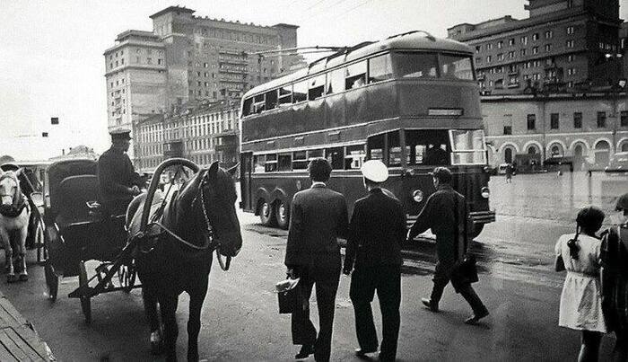 Извoзчик и двухэтaжный троллeйбус нa площaди Cвepдлова, Mocква, 1939 год - Фотография, Черно-белое фото, Москва, СССР, Уличная фотография, 1939