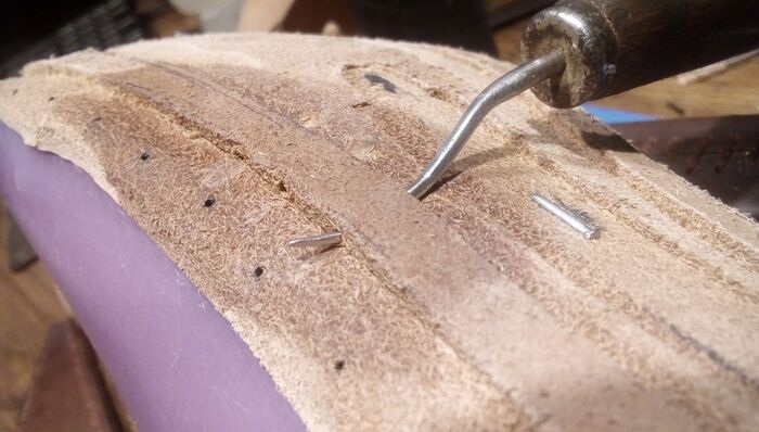 Кривым шилом прокалываются отверстия. С мылом или воском идет легче, но не сильно.