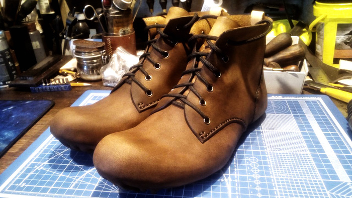 Вот как-то так должно получиться. Оставляем на несколько дней в покое, дабы кожа приняла форму, высохла и села на колодку.