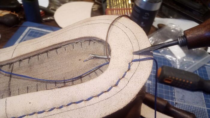 Далее пришиваем рант, через "бордюрчик" в основной стельке по заранее проколотым отверстиям