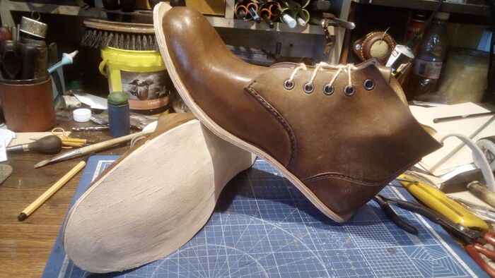 Снизу клеим еще один слой кожи