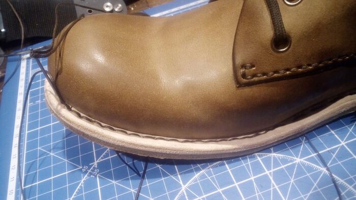 Прошиваем по кругу. Получается два слоя кожи и резина.