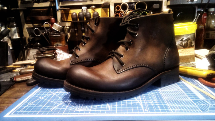 По материалам- в среднем на пару выходит 4-10 тыс. В зависимости от кожи, резины и тд. Без стоимости колодки. Колодка еще 2-3 тыс. Это краткий обзор. На самом деле все немного сложнее, но не хотелось затягивать пост. Всем добра!