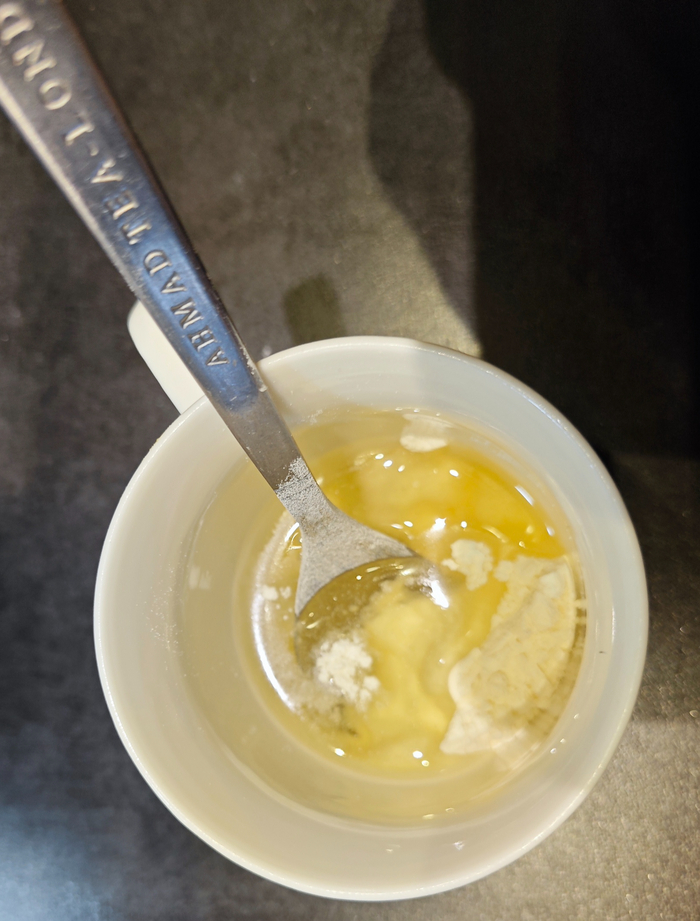 Нужно загустить наше варево))), для этого берем 2 чайные ложки муки и смешиваем с небольшим количеством растительного масла (так у нас не будет комков ).