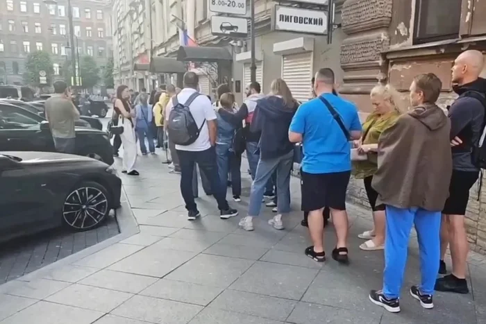 In St. Petersburg, queues lined up at exchange offices: people were rushing to buy currency. Collapse of shares of the largest companies on the Russian market - news, Politics, Central Bank of the Russian Federation, Dollars, Stock market, Ruble, Sanctions, Currency