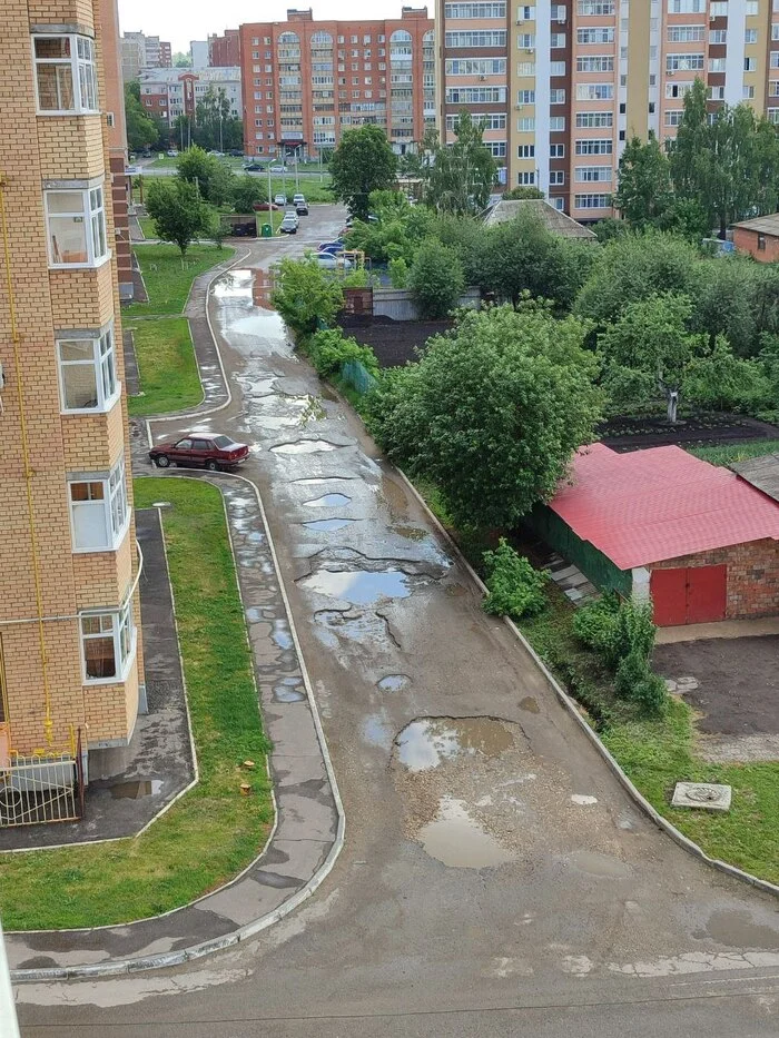 In the courtyards of Saransk you can see patterns and lunar craters - Officials, Russian roads