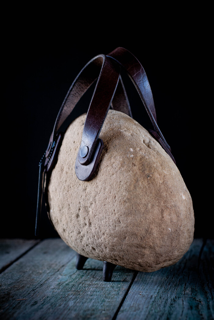 На ручки пустил буйволиную ременную кожу