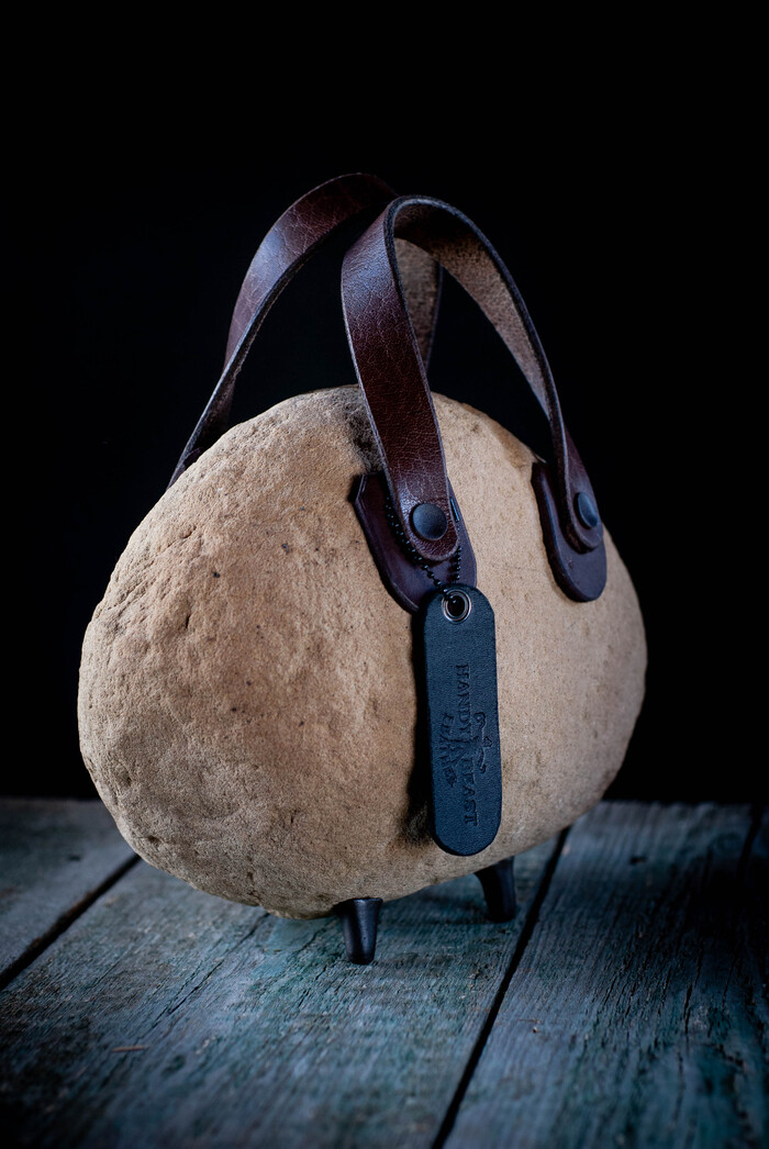 Три ножки- залог того, что сумочка будет устойчиво стоять на любой поверхности