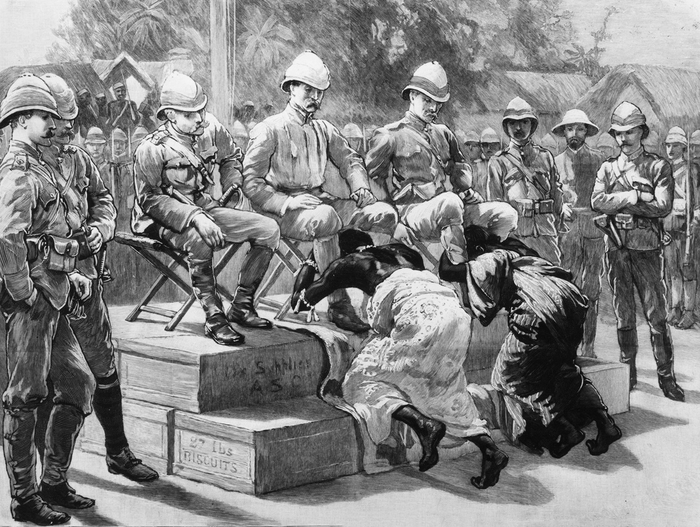 Январь 1896 г. После взятия столицы Ашанти (современная Гана) британский губернатор Уильям Максвелл заставляет короля Премпеха I и королеву-мать совершить акт подчинения ему в соответствии с местными обычаями. Фото: Getty Images