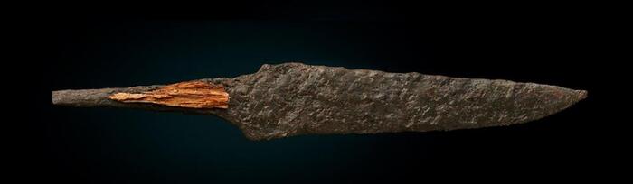 Железный нож, найденный в археологическом слое XII–XIII вв.