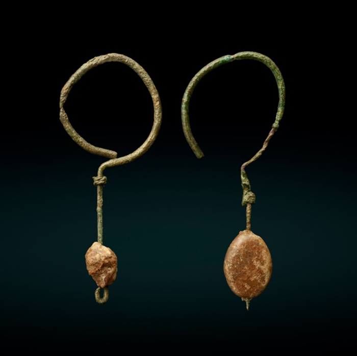 Серьги-одинцы с янтарными бусинами