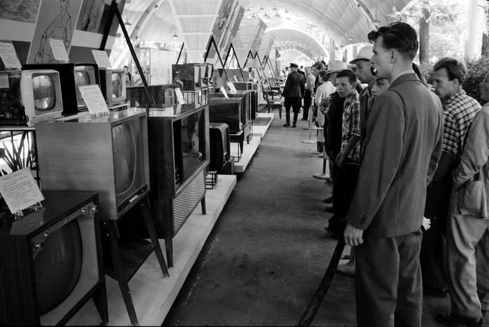 Soviet citizens look at American televisions at an exhibition in Moscow. 1959 - Exhibition, the USSR, Past, TV set, Telegram (link), Mosvka