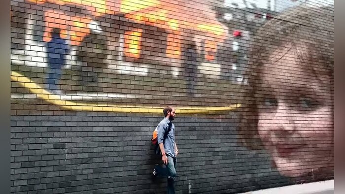 Стена дома в Португалии, на которой нарисована Зои из мема с её участием