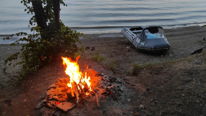 Или просто отдых у костра на берегу реки.