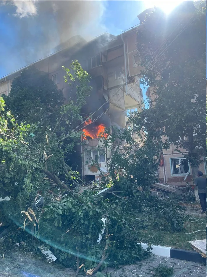 The entrance to an apartment building collapsed in Belgorod Shebekino as a result of shelling - news, Politics, Explosion, Belgorod, Belgorod region, Negative, APU, Mat, Shelling, Blockage, Video, Video VK, Telegram (link), Longpost