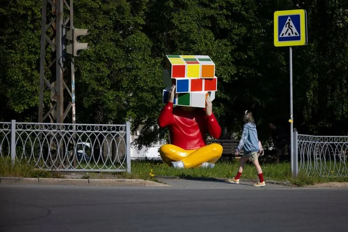 A Kazan mural artist presented in Yekaterinburg a sculpture in the form of a man with a Rubik's cube instead of a head - Art object, Sculpture, Modern Art, Street art, Yekaterinburg, Rubik's Cube