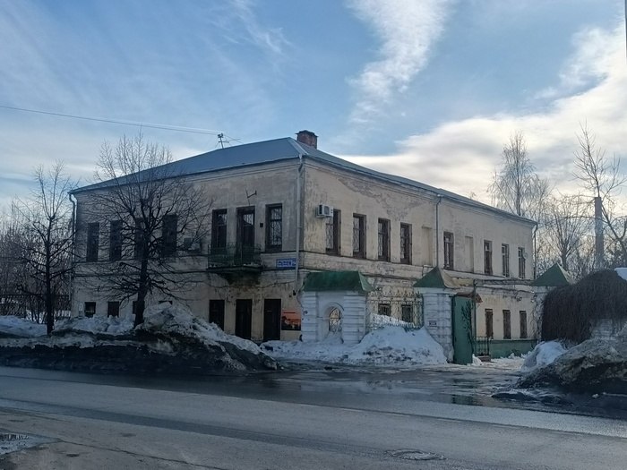 Хади Такташ, 114. Бывший дома купца Василия Николаевича Унженина, апрель 2024 года.