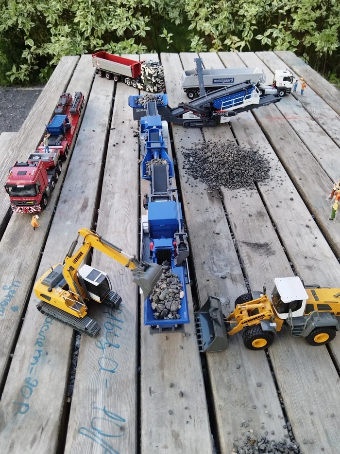 Crushing, sorting and classification of rocks using Kleemann equipment on a scale of 1:50 - My, Hobby, Collecting, Scale model, Construction machinery, Crusher, Rumble, Liebherr, Diorama, Road map, Longpost, Video, Vertical video