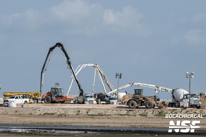 Заливка опор на орбитальной стартовой площадке B (Фото: Мэри / Бокачикагал для NSF)