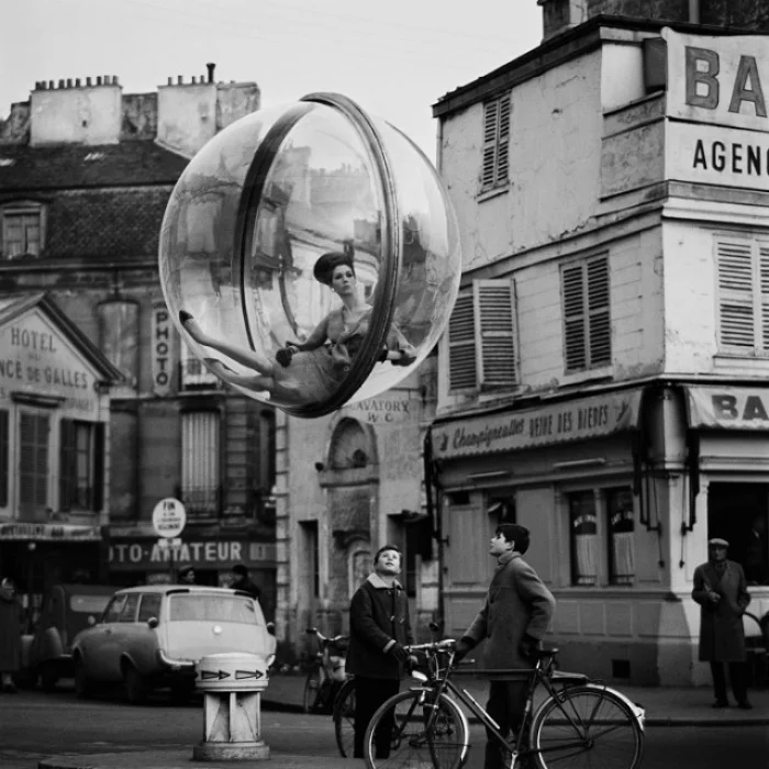 Aliens are among us - Black and white photo, Street photography