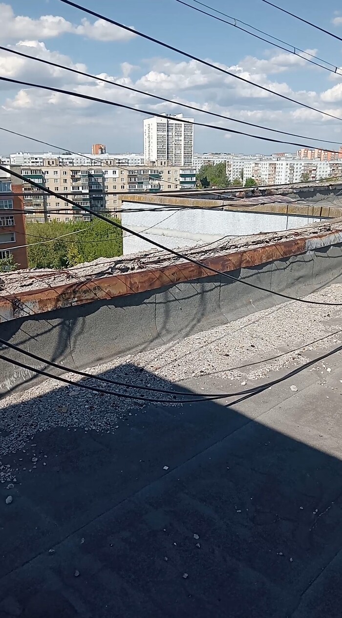 Парапетные плиты просто рассыпаются...