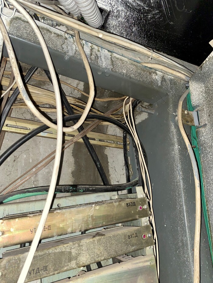 Весной жильцы верхних этажей 8-го подъезда остались без электроэнергии, сгорела проводка.