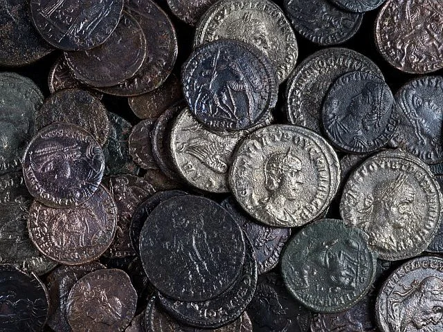 A treasure trove of coins from the period of the Jewish revolt against Constantius Gallus was found among the ruins of Lod (Israel). - Archeology, Ancient artifacts, Israel, news, Longpost